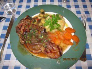 Entrecote, aardappel, div. groenten en saus