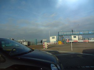 In het midden in de verte de aankomende veerboot...
